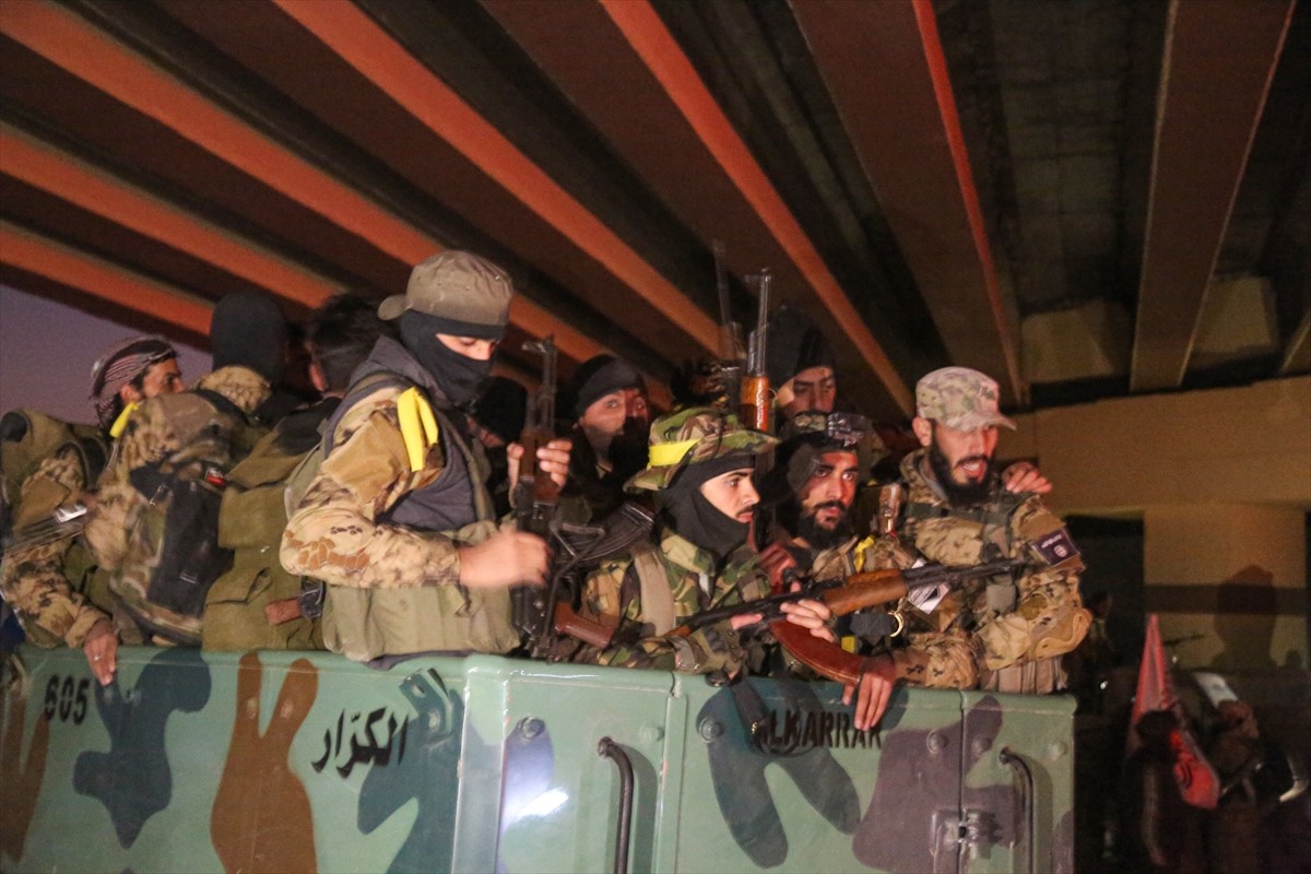 Suriye'de Beşşar Esed rejimi güçleriyle çatışan rejim karşıtı silahlı gruplar, Halep kent...