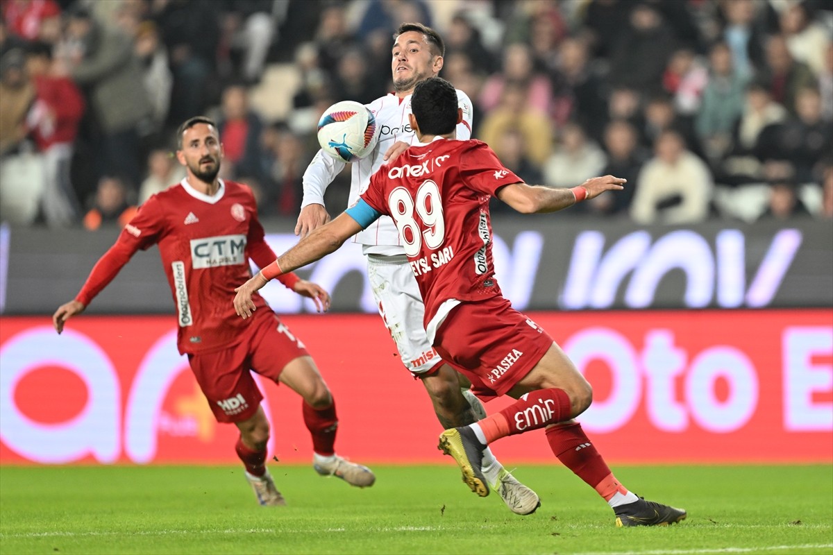 Trendyol Süper Lig'in 14. haftasında Onvo Antalyaspor ile Net Global Sivasspor takımları Corendon...