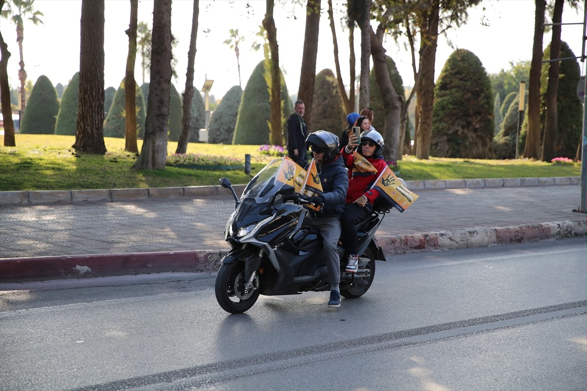 Antalya'da motosiklet sürücüleri, kadına yönelik şiddete dikkati çekmek amacıyla kortej...