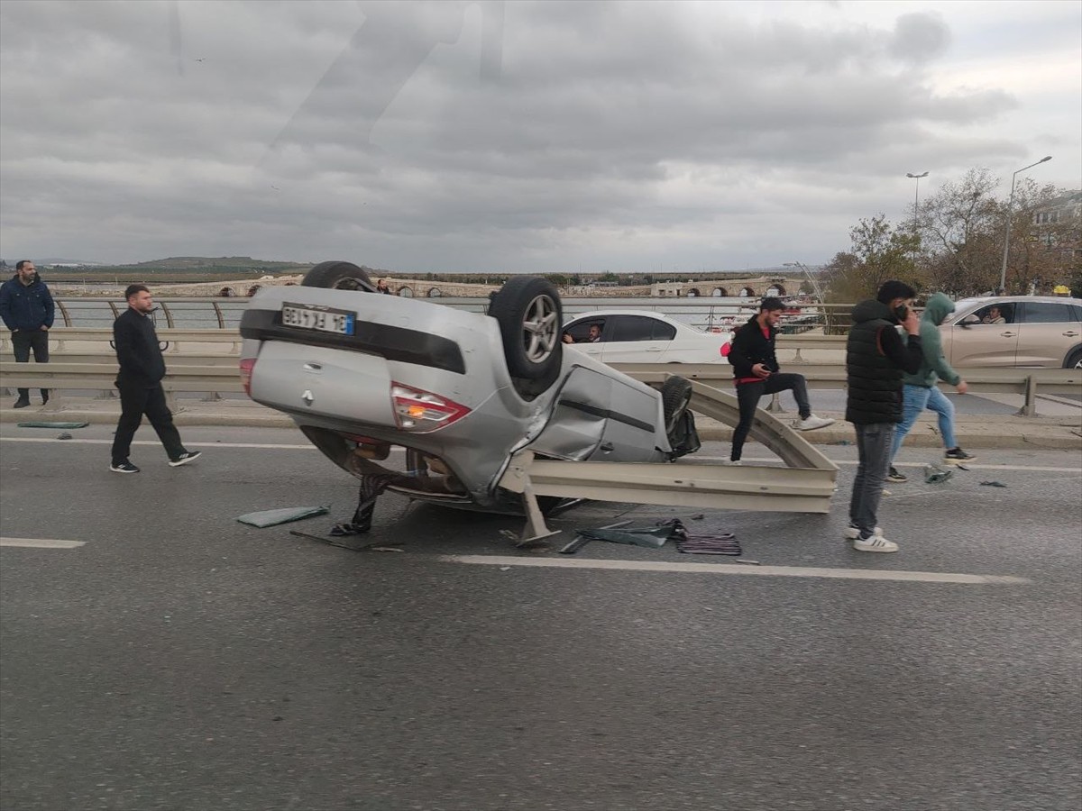 Büyükçekmece'de hafif ticari araçla çarpıştıktan sonra takla atan otomobil bariyere...