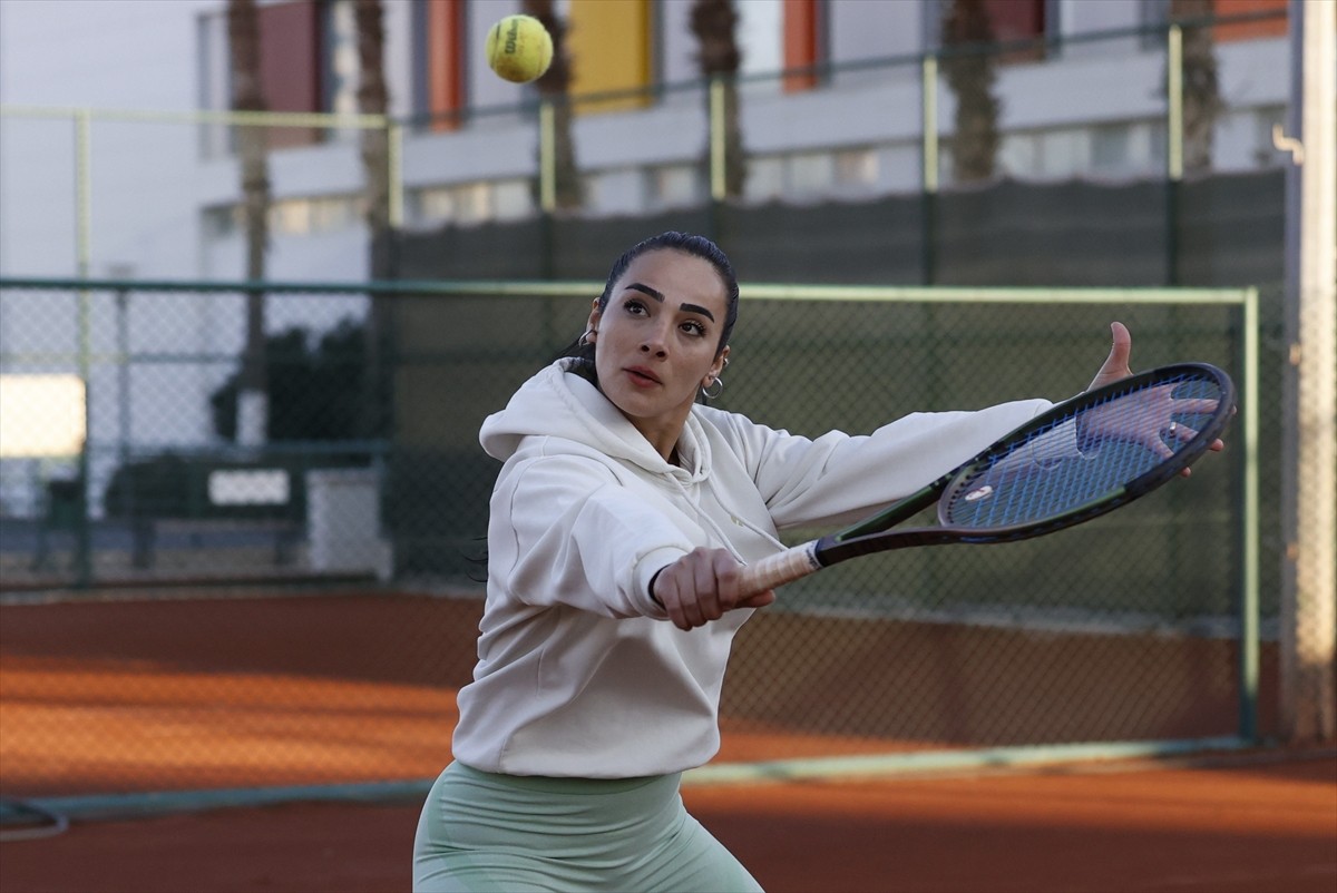 Futbol kariyerini sonlandırıp adım attığı teniste milli takıma seçilen 30 yaşındaki Berivan Altun...