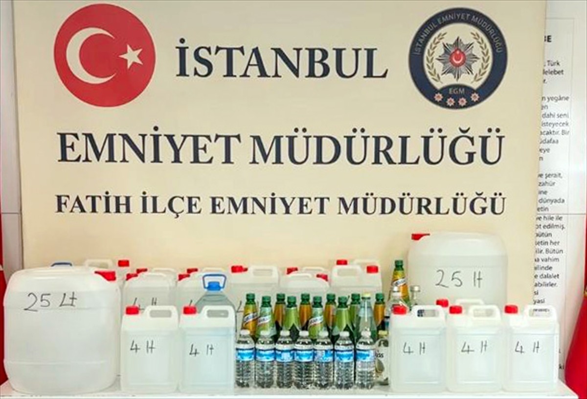 İstanbul'da sahte içki satışına yönelik denetimlerde 5 şüpheli gözaltına alındı. Sahte ve kaçak...