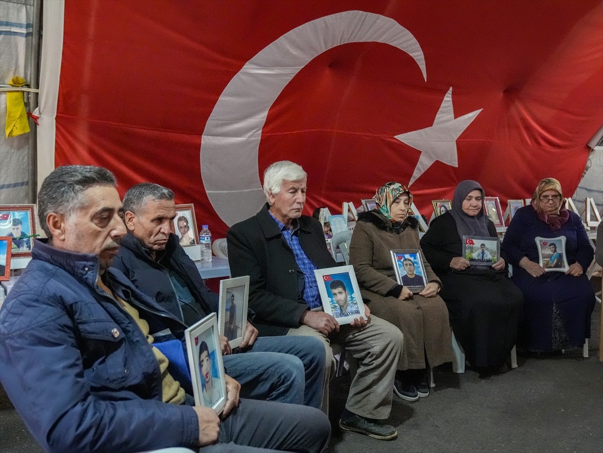 Terör örgütü PKK tarafından dağa kaçırılan çocuklarına kavuşmak isteyen Diyarbakır anneleri, 3...