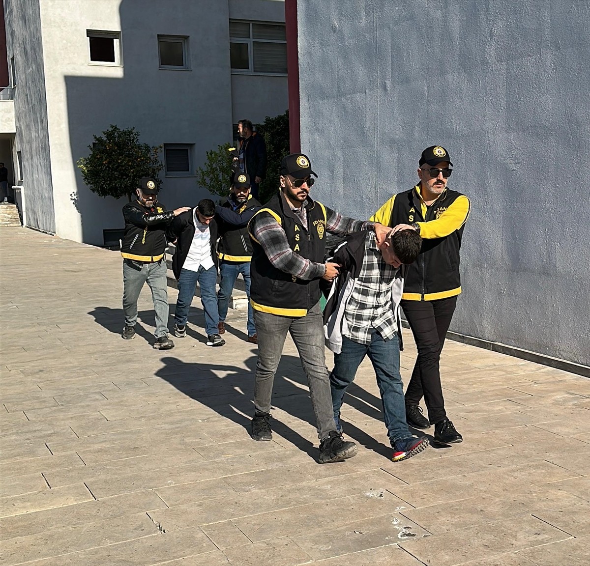 Adana'nın merkez Seyhan ilçesinde, kendilerine haraç vermeyi kabul etmeyen kişinin iş yerini...