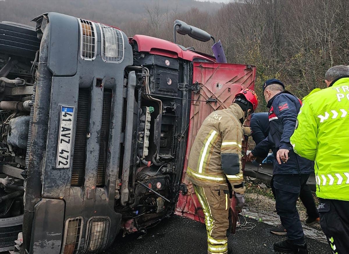 Bursa'nın İnegöl ilçesinde devrilen kimyasal madde yüklü tankerin sürücüsü yaşamını yitirdi. Olay...