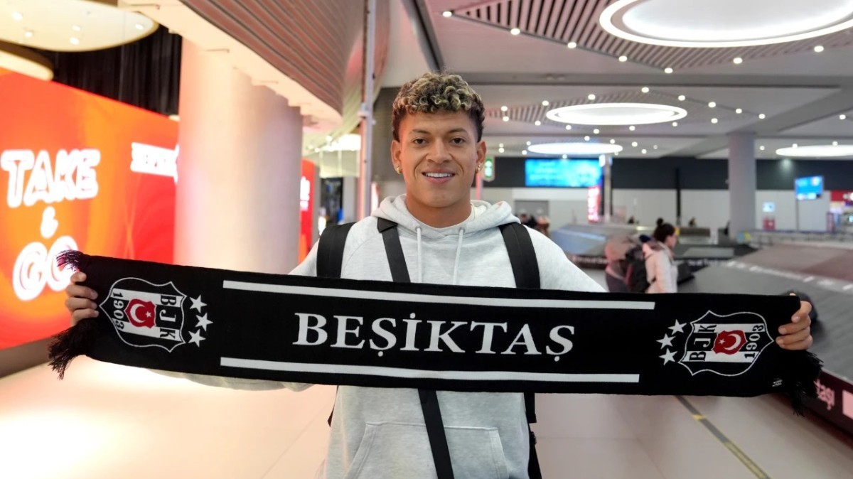 Beşiktaş'ın merkez orta sahasına yeni kan Elan Ricardo imzaya geldi!