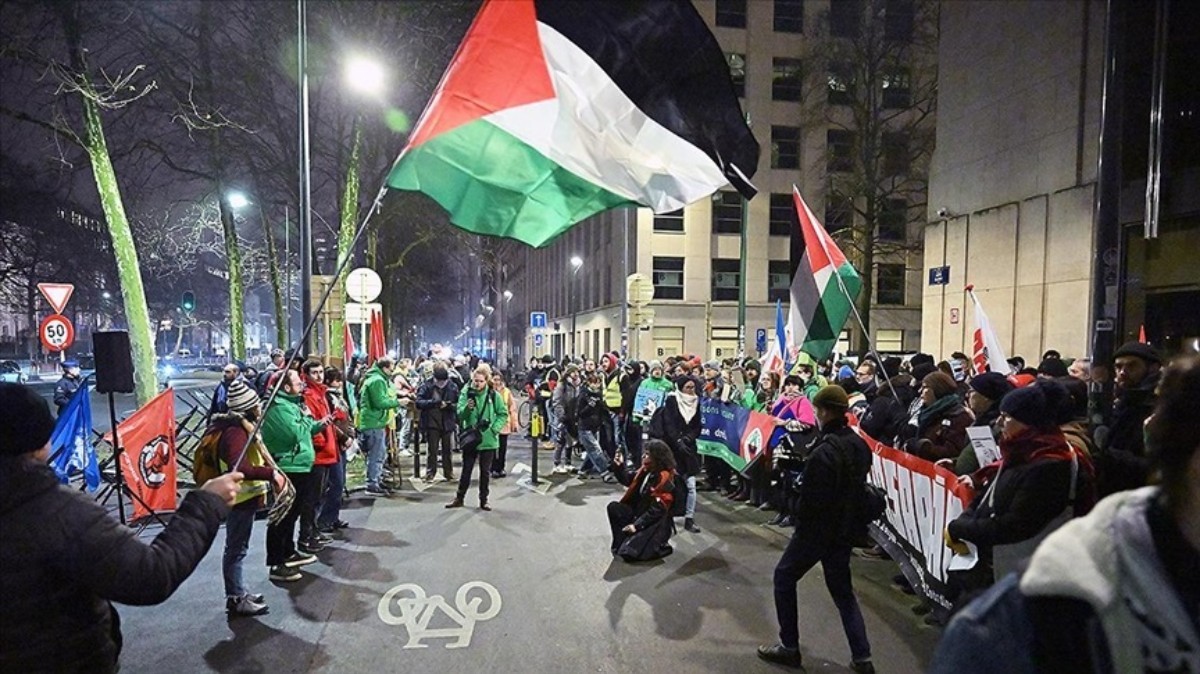 Brüksel'deki NATO toplantısı öncesinde Başkan Trump'ın politikalarına karşı protesto